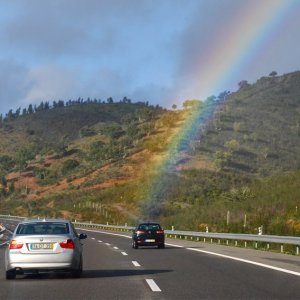 Regenbogen über der Algarve-Autobahn